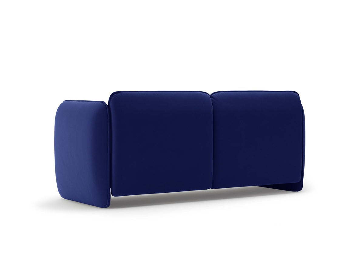 Zweisitzer-Sofa Georgia von Micadoni in Kobalt mit samtigem Bezug, gepolsterten Armlehnen und schwarzen Kunststoffbeinen, Frontalansicht.