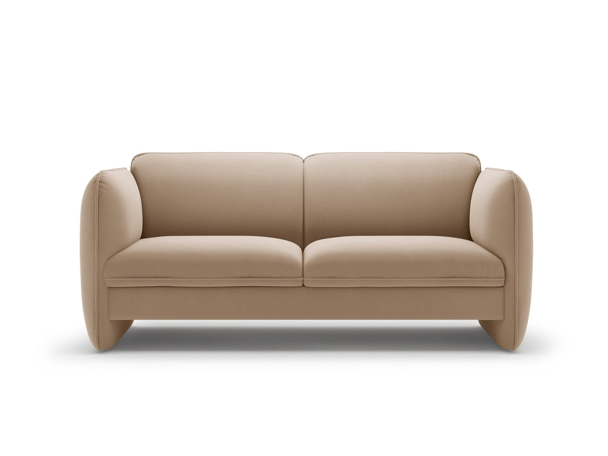 Zweisitzer-Sofa Georgia von Micadoni in Kobalt mit samtigem Bezug, gepolsterten Armlehnen und schwarzen Kunststoffbeinen, Frontalansicht.