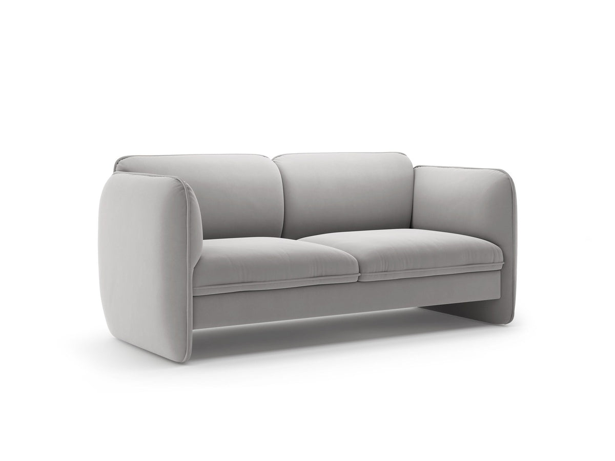 Zweisitzer-Sofa Georgia von Micadoni in Kobalt mit samtigem Bezug, gepolsterten Armlehnen und schwarzen Kunststoffbeinen, Frontalansicht.
