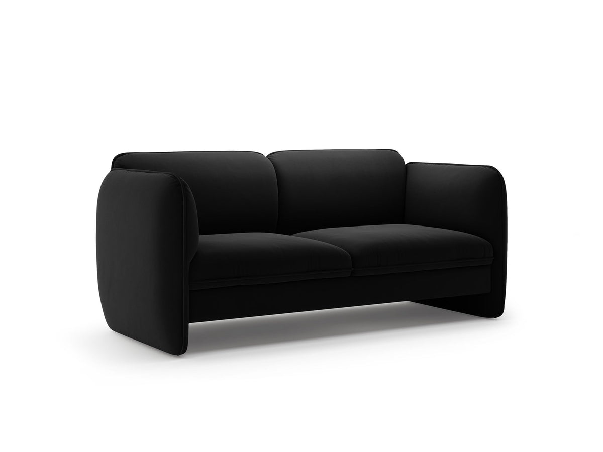 Zweisitzer-Sofa Georgia von Micadoni in Kobalt mit samtigem Bezug, gepolsterten Armlehnen und schwarzen Kunststoffbeinen, Frontalansicht.