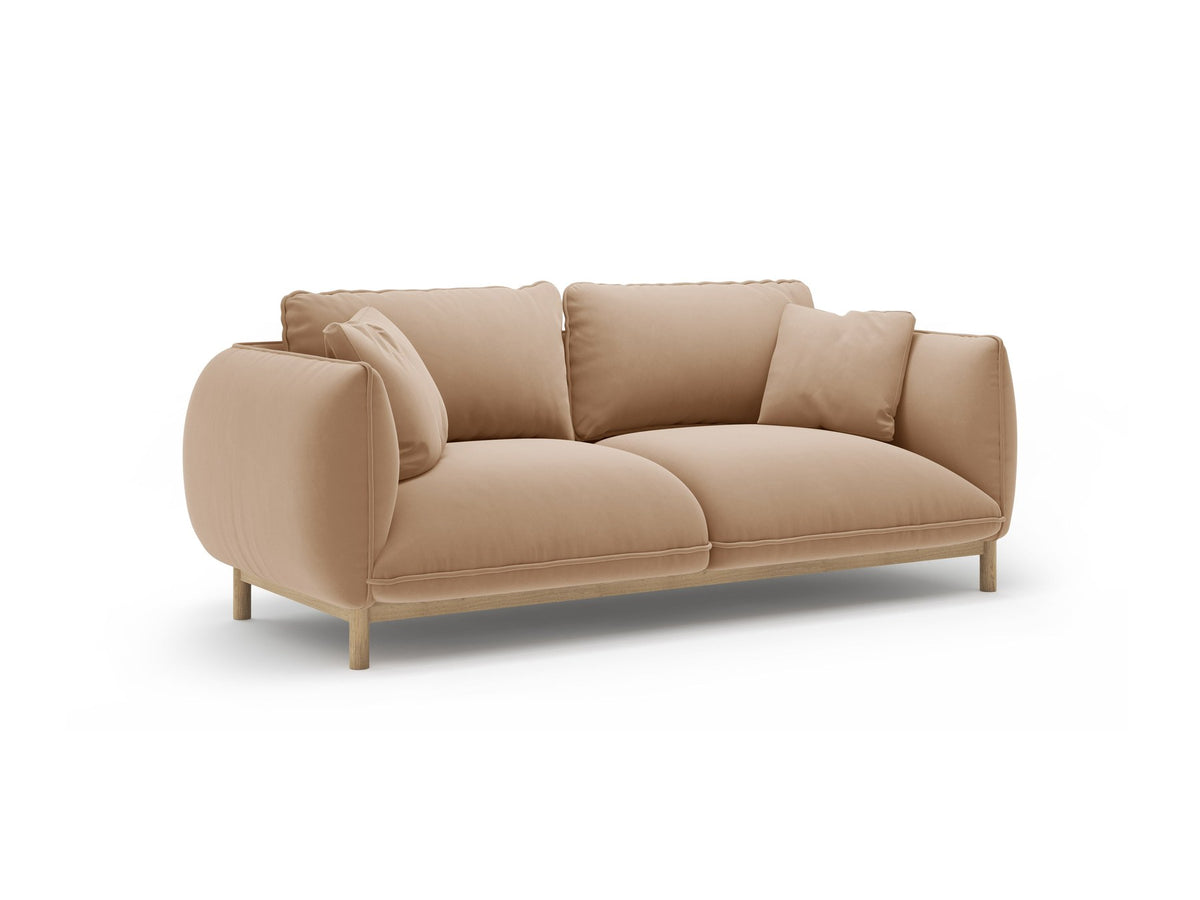 Ada 2er Sofa von Micadoni in Mandel beige mit gepolstertem Velours-Bezug, geschwungener Rückenlehne und sichtbaren Buchenholzbeinen.