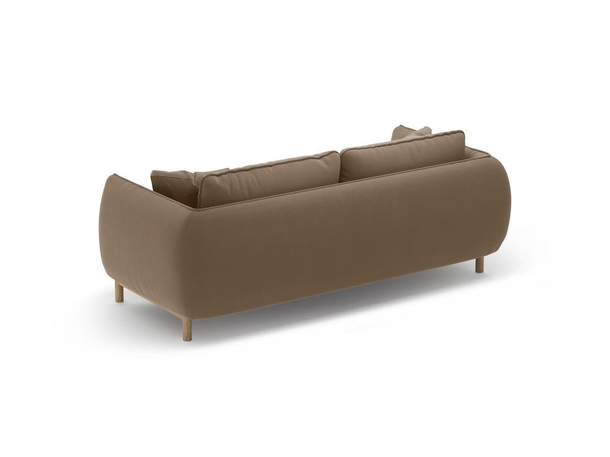 Ada 2er Sofa von Micadoni in Mandel beige mit gepolstertem Velours-Bezug, geschwungener Rückenlehne und sichtbaren Buchenholzbeinen.