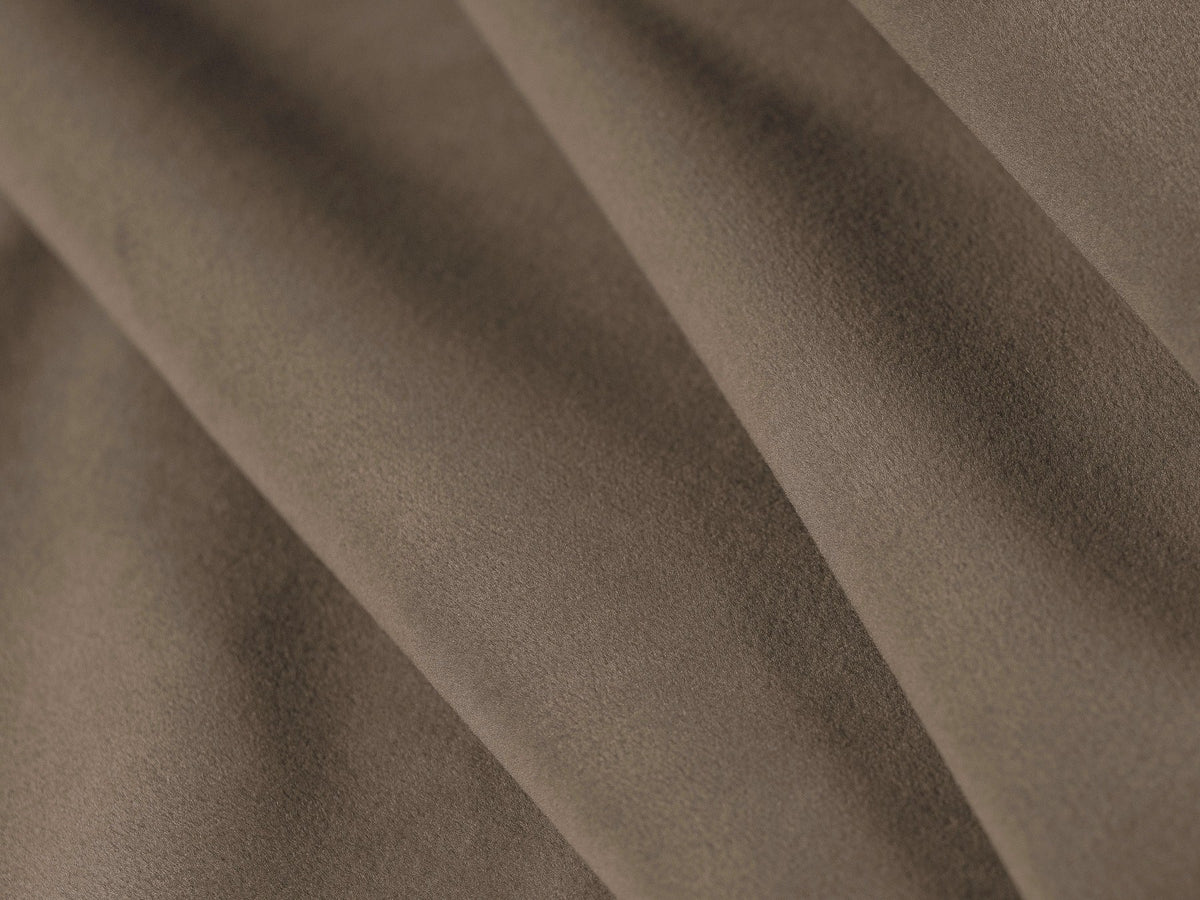 Ada 2er Sofa von Micadoni in Mandel beige mit gepolstertem Velours-Bezug, geschwungener Rückenlehne und sichtbaren Buchenholzbeinen.