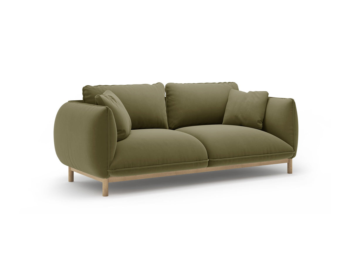 Ada 2er Sofa von Micadoni in Mandel beige mit gepolstertem Velours-Bezug, geschwungener Rückenlehne und sichtbaren Buchenholzbeinen.