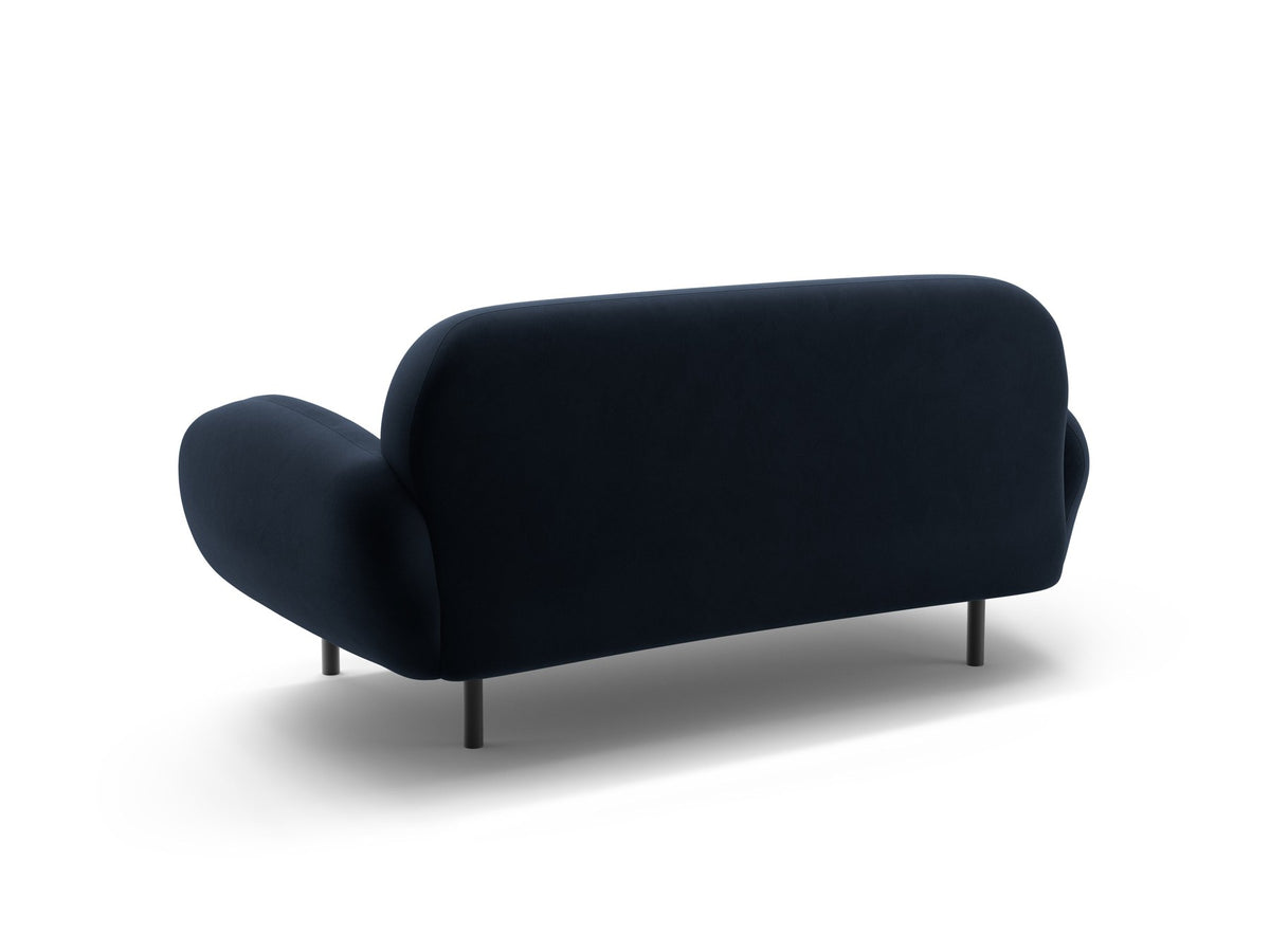 Weisses 2er Sofa Poppy von Micadoni mit runder Silhouette, Bouclé-Stoff-Bezug und schwarzen Metallbeinen auf hellem Hintergrund.
