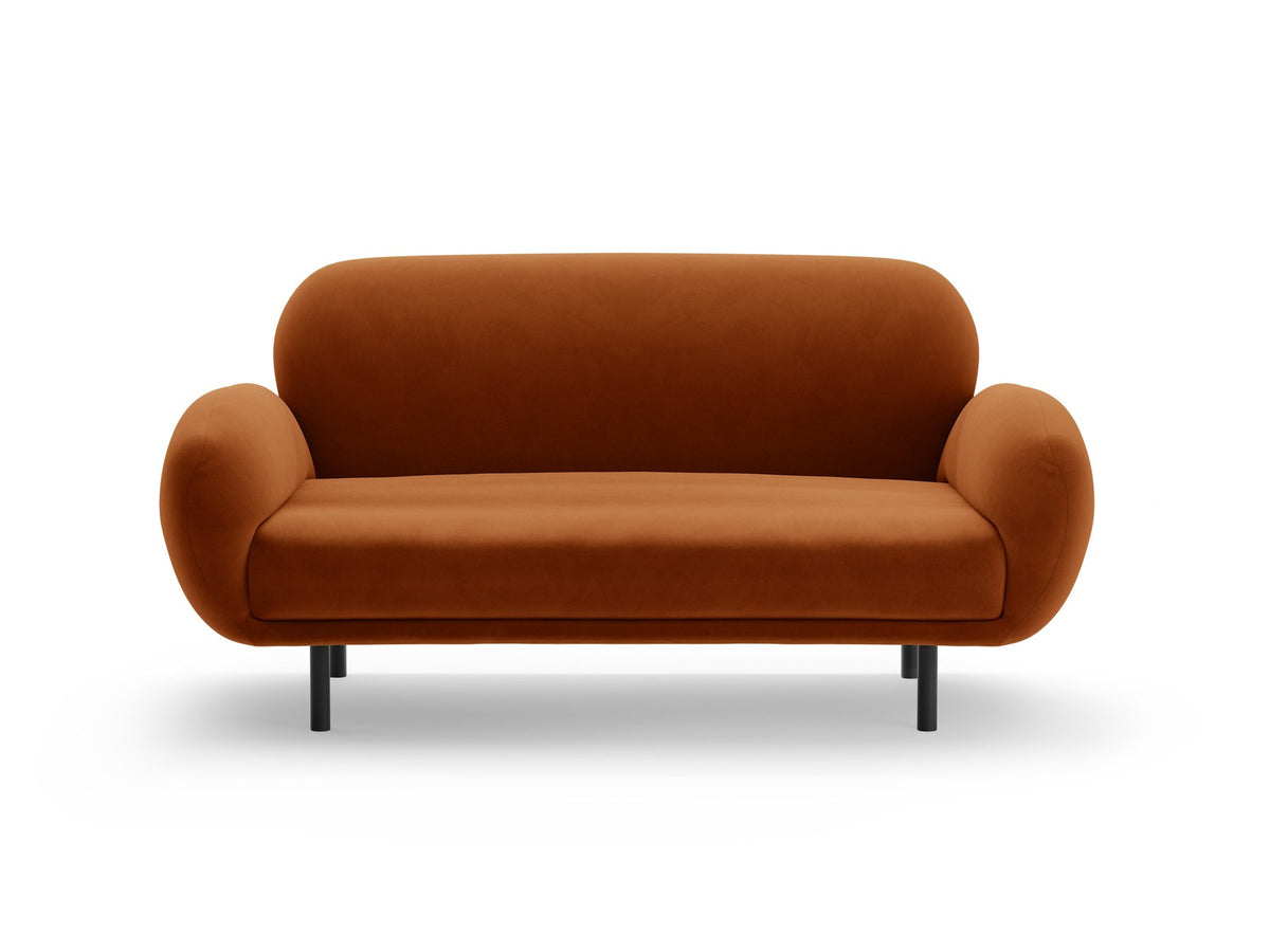 Weisses 2er Sofa Poppy von Micadoni mit runder Silhouette, Bouclé-Stoff-Bezug und schwarzen Metallbeinen auf hellem Hintergrund.