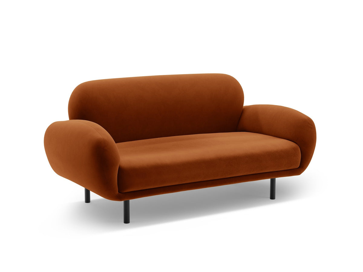 Weisses 2er Sofa Poppy von Micadoni mit runder Silhouette, Bouclé-Stoff-Bezug und schwarzen Metallbeinen auf hellem Hintergrund.