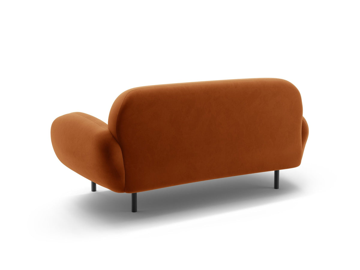 Weisses 2er Sofa Poppy von Micadoni mit runder Silhouette, Bouclé-Stoff-Bezug und schwarzen Metallbeinen auf hellem Hintergrund.