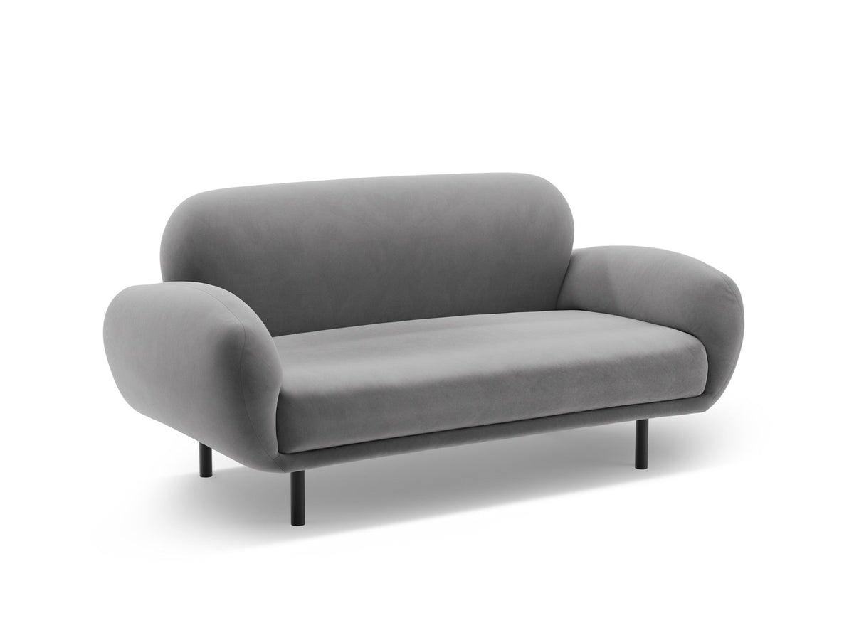 Weisses 2er Sofa Poppy von Micadoni mit runder Silhouette, Bouclé-Stoff-Bezug und schwarzen Metallbeinen auf hellem Hintergrund.