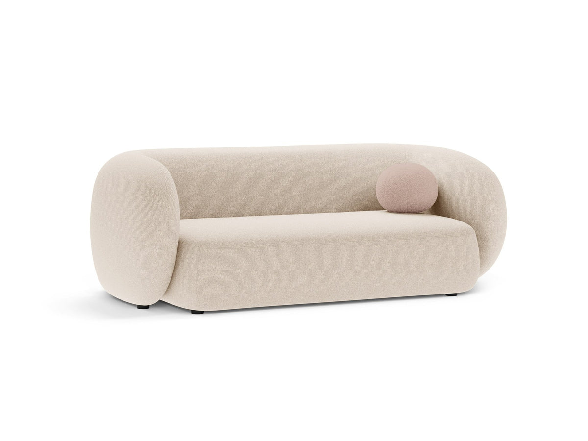 Weisses 4er Sofa Kate von Micadoni mit strukturiertem Bouclé-Stoff, schwarzen Kunststoffbeinen und breiter Sitzfläche.