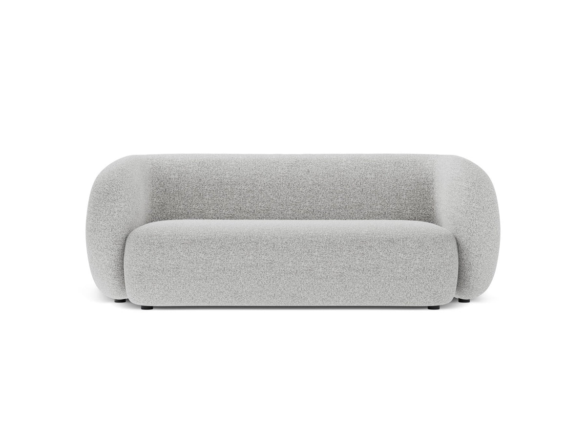 Weisses 4er Sofa Kate von Micadoni mit strukturiertem Bouclé-Stoff, schwarzen Kunststoffbeinen und breiter Sitzfläche.