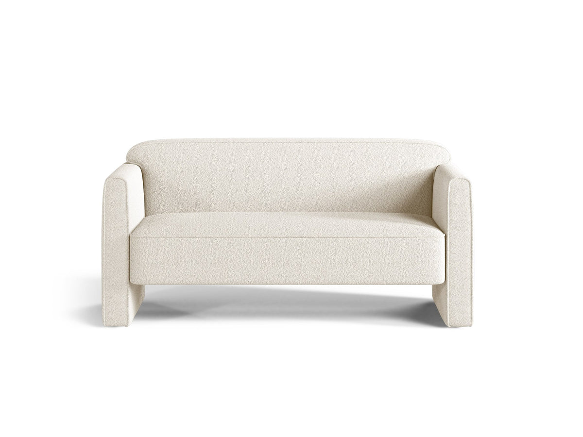 Beiges 2er Sofa Abby von Micadoni mit gepolsterter Sitzfläche, niedrigen schwarzen Kunststoffbeinen und schlichtem, abgerundetem Design.