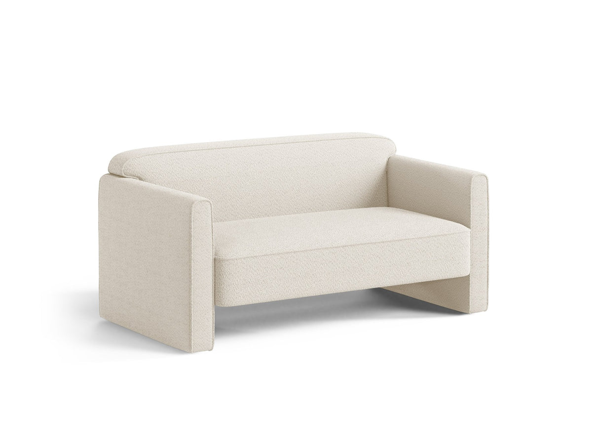 Beiges 2er Sofa Abby von Micadoni mit gepolsterter Sitzfläche, niedrigen schwarzen Kunststoffbeinen und schlichtem, abgerundetem Design.