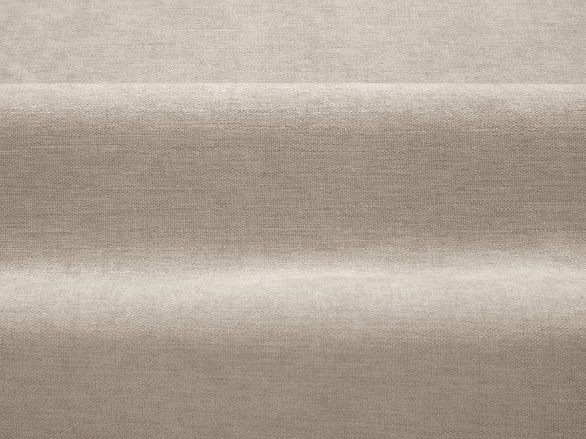Ada 2er Sofa von Micadoni in Mandel beige mit gepolstertem Velours-Bezug, geschwungener Rückenlehne und sichtbaren Buchenholzbeinen.