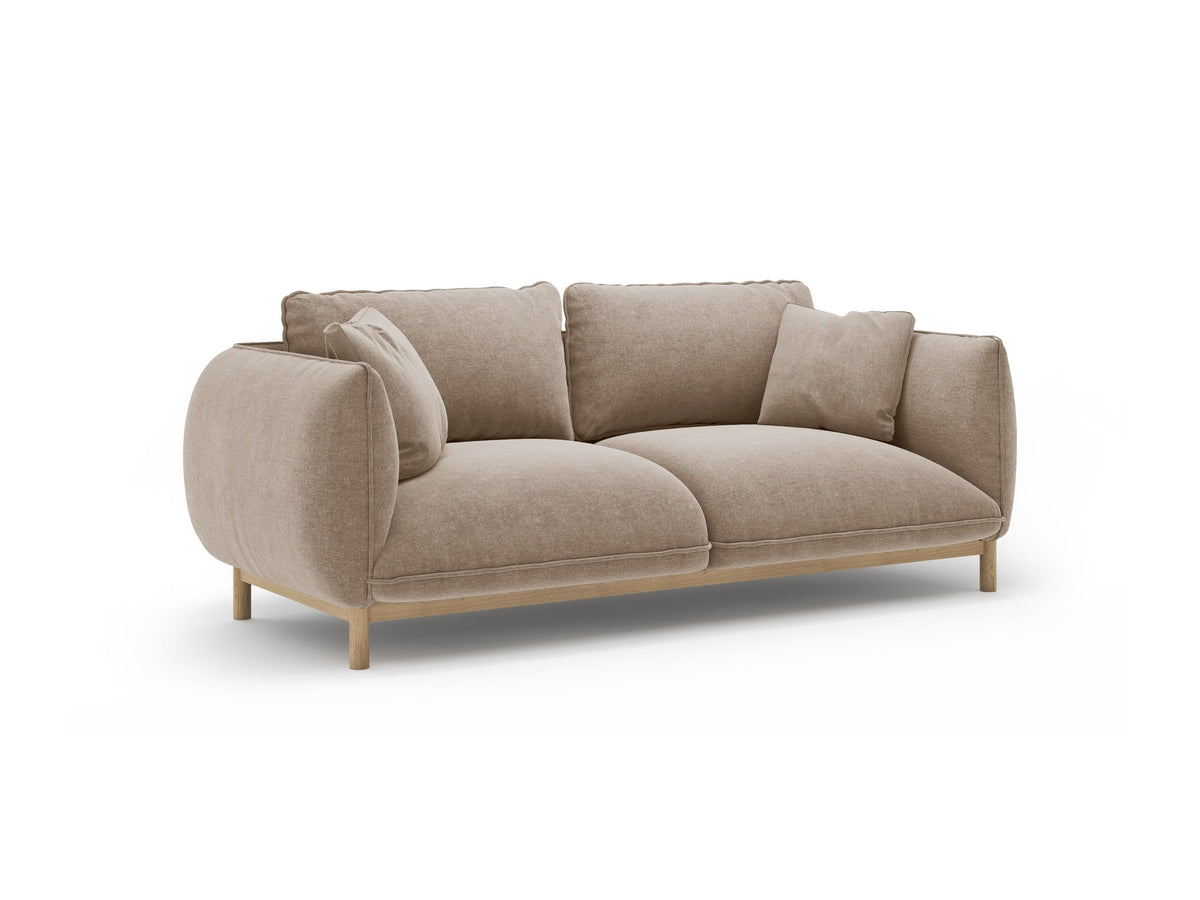 Ada 2er Sofa von Micadoni in Mandel beige mit gepolstertem Velours-Bezug, geschwungener Rückenlehne und sichtbaren Buchenholzbeinen.