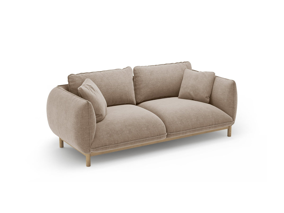 Ada 2er Sofa von Micadoni in Mandel beige mit gepolstertem Velours-Bezug, geschwungener Rückenlehne und sichtbaren Buchenholzbeinen.