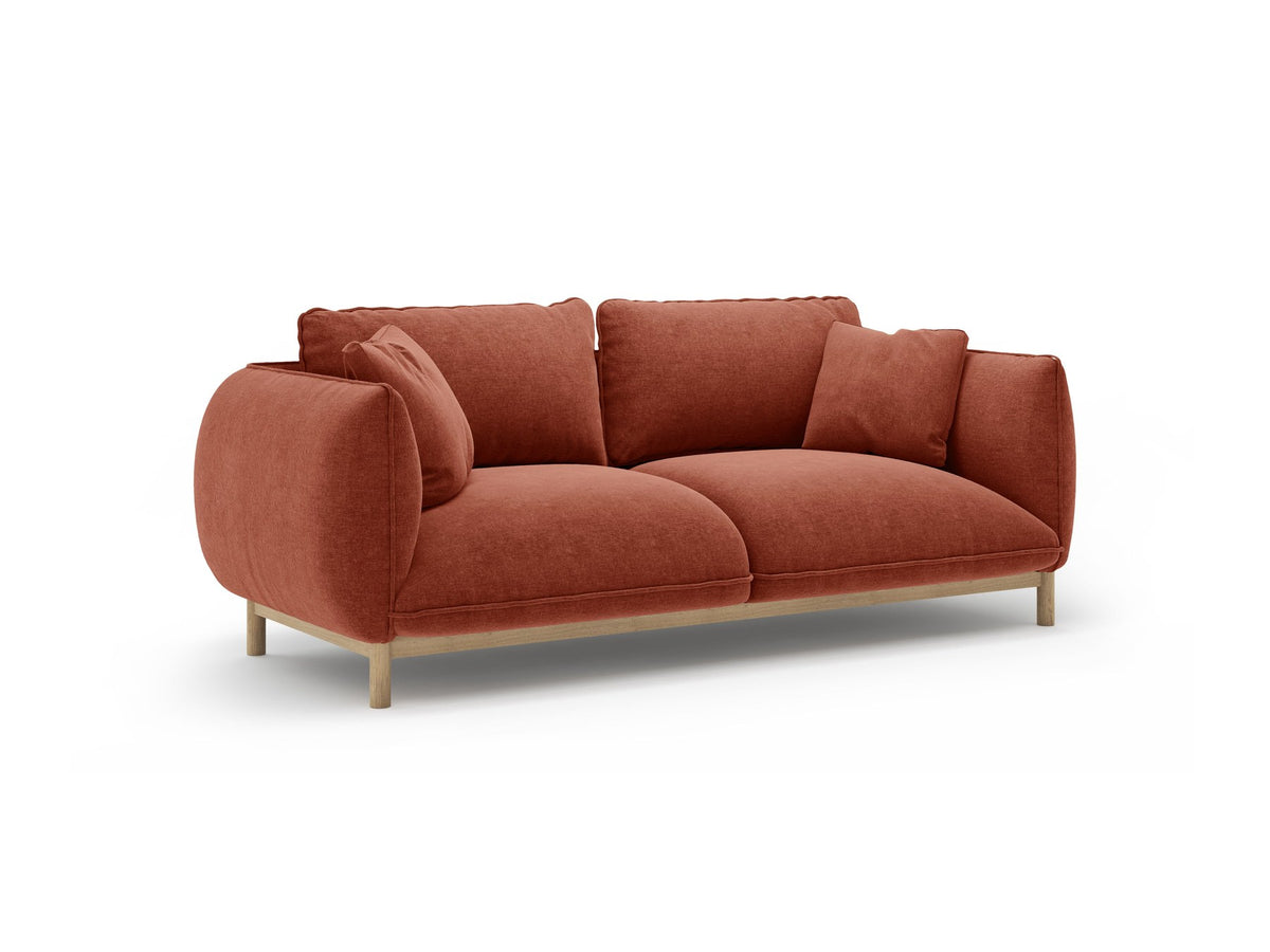 Ada 2er Sofa von Micadoni in Mandel beige mit gepolstertem Velours-Bezug, geschwungener Rückenlehne und sichtbaren Buchenholzbeinen.