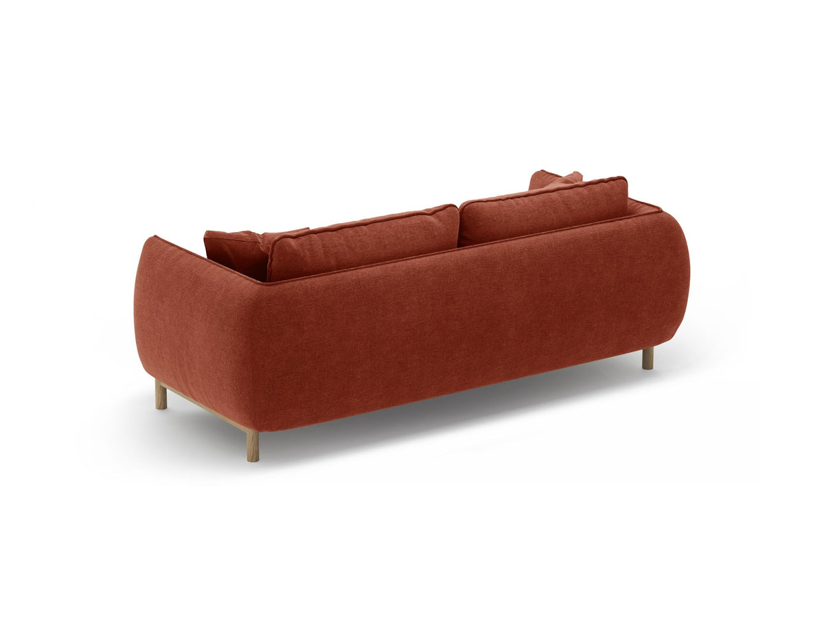 Ada 2er Sofa von Micadoni in Mandel beige mit gepolstertem Velours-Bezug, geschwungener Rückenlehne und sichtbaren Buchenholzbeinen.
