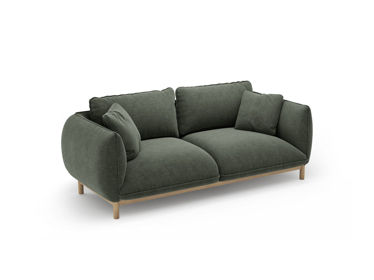 Ada 2er Sofa von Micadoni in Mandel beige mit gepolstertem Velours-Bezug, geschwungener Rückenlehne und sichtbaren Buchenholzbeinen.