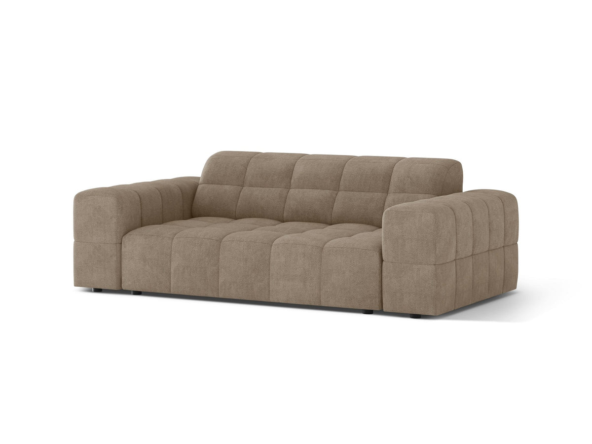 Beiges 2er Sofa Jennifer von Micadoni mit Chenille-Bezug, schwarzen Kunststoffbeinen und gepolsterter Rückenlehne auf hellem Hintergrund fotografiert.
