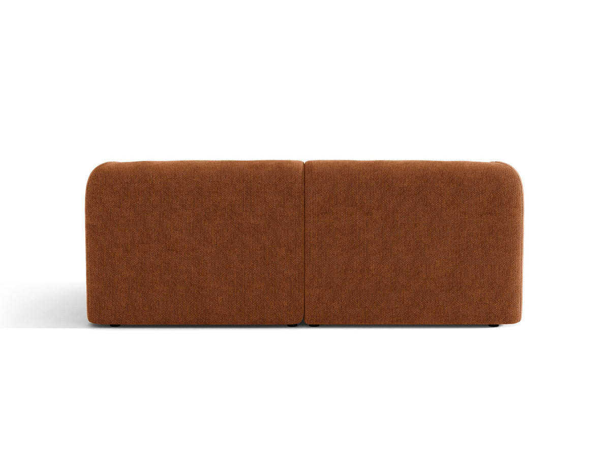 Dunkelbeiges 2er Sofa Miley von Micadoni mit Bluvel-Stoffbezug, schwarzen Kunststoffbeinen und flacher Rückenlehne, freigestellt fotografiert.