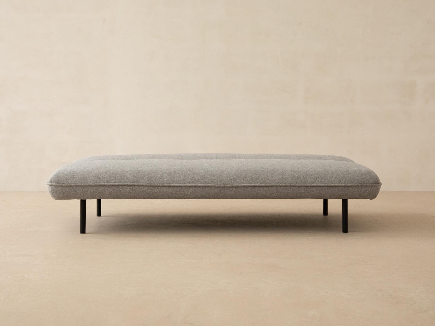 Modernes 2-Sitzer Bettsofa Valls in elegantem Grau, perfekt für kompakte Wohnräume, bietet zusätzlichen Schlafplatz für Übernachtungsgäste.