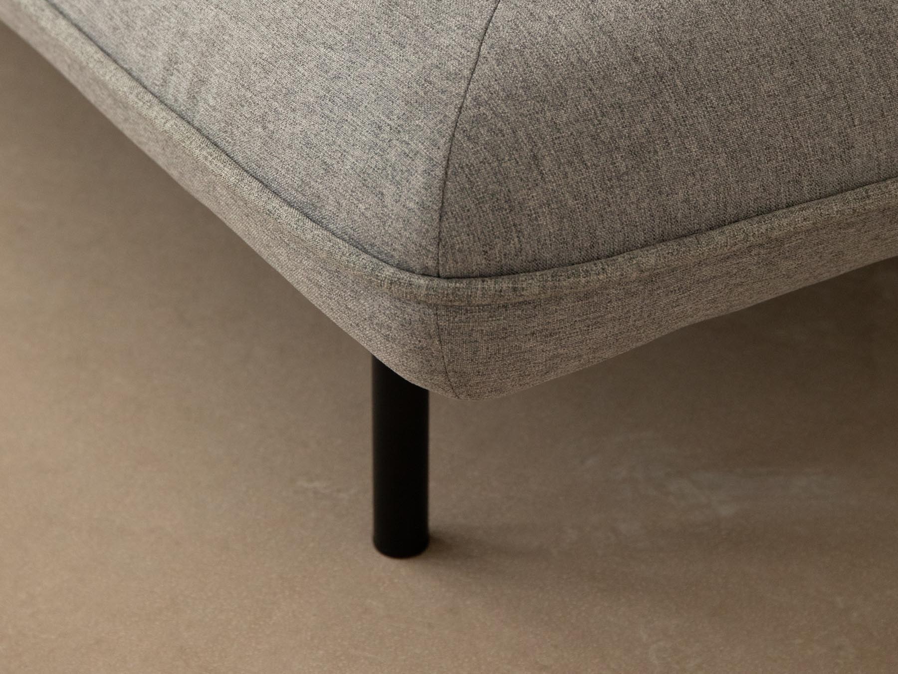Stylisches 2-Sitzer Bettsofa Valls von Micadoni, ideal für kleine Räume, verwandelt sich mühelos in ein bequemes Bett für Gäste.