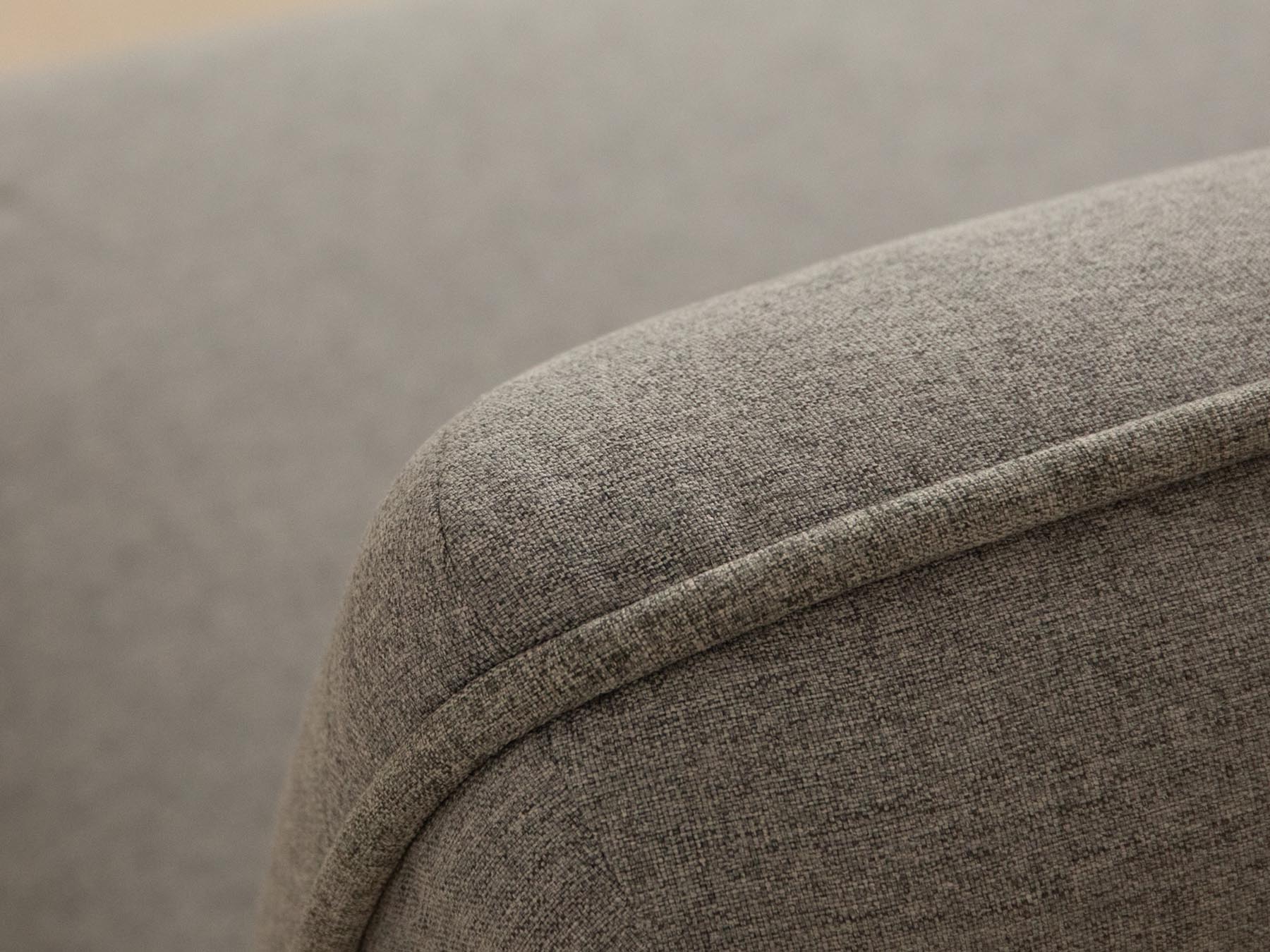 Modernes 2-Sitzer Sofa Valls von Micadoni, perfekt für kompakte Wohnräume, bietet eine praktische Schlaffunktion für Übernachtungsgäste.