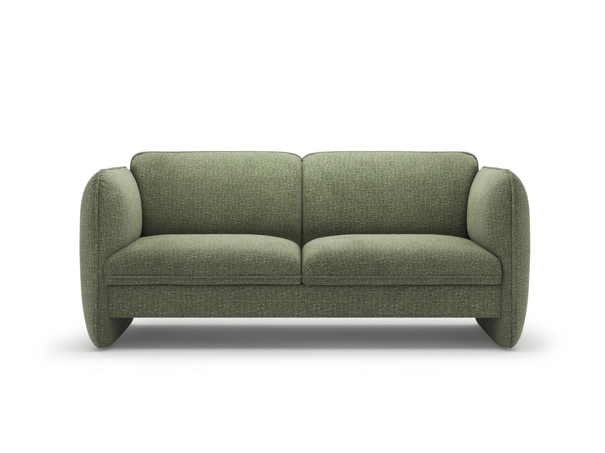 Zweisitzer-Sofa Georgia von Micadoni in Kobalt mit samtigem Bezug, gepolsterten Armlehnen und schwarzen Kunststoffbeinen, Frontalansicht.