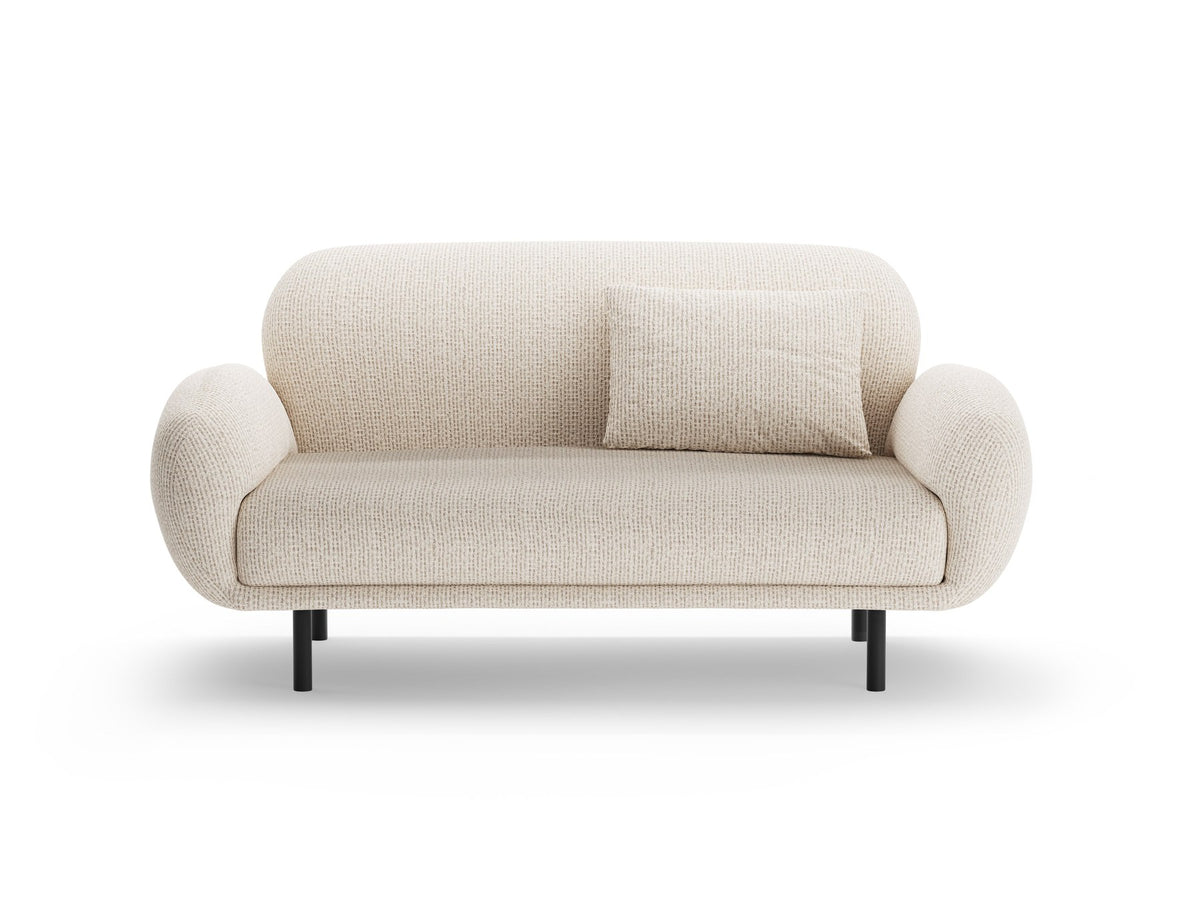 Weisses 2er Sofa Poppy von Micadoni mit runder Silhouette, Bouclé-Stoff-Bezug und schwarzen Metallbeinen auf hellem Hintergrund.