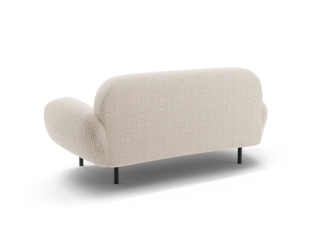 Weisses 2er Sofa Poppy von Micadoni mit runder Silhouette, Bouclé-Stoff-Bezug und schwarzen Metallbeinen auf hellem Hintergrund.