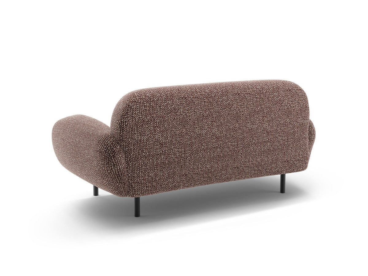 Weisses 2er Sofa Poppy von Micadoni mit runder Silhouette, Bouclé-Stoff-Bezug und schwarzen Metallbeinen auf hellem Hintergrund.