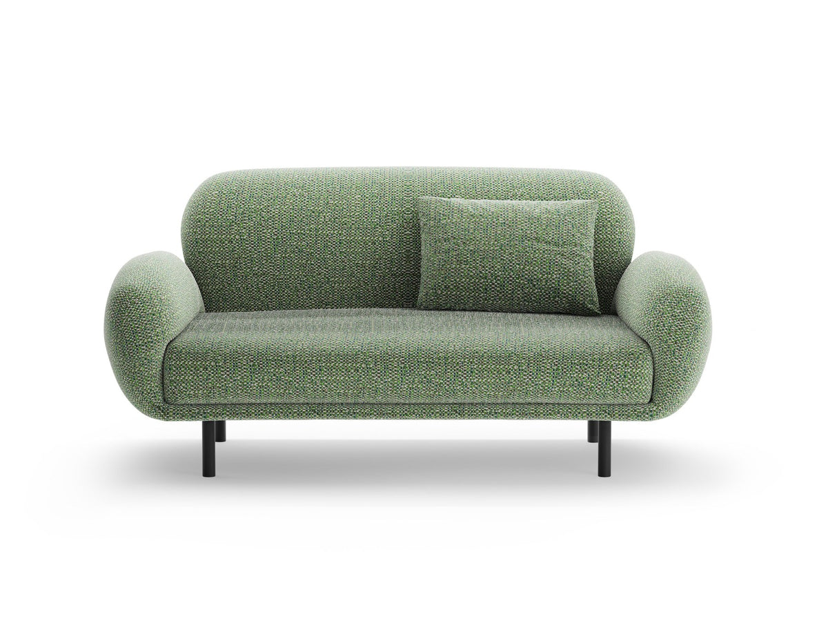 Weisses 2er Sofa Poppy von Micadoni mit runder Silhouette, Bouclé-Stoff-Bezug und schwarzen Metallbeinen auf hellem Hintergrund.