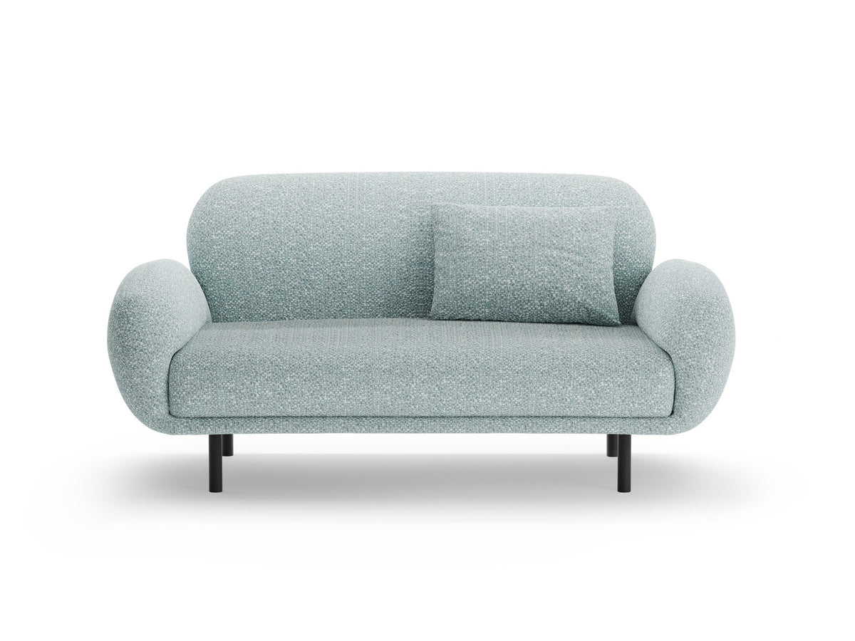 Weisses 2er Sofa Poppy von Micadoni mit runder Silhouette, Bouclé-Stoff-Bezug und schwarzen Metallbeinen auf hellem Hintergrund.