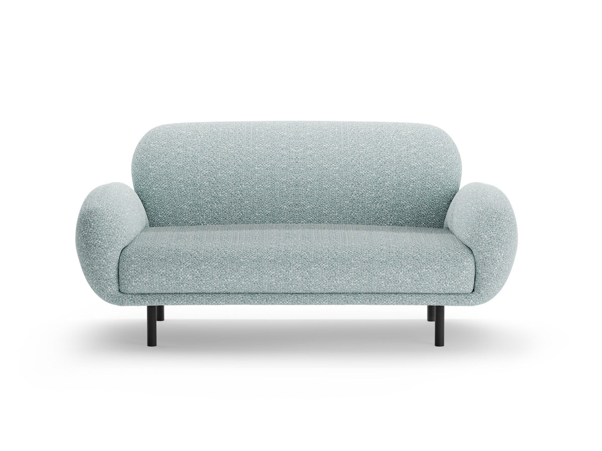 Weisses 2er Sofa Poppy von Micadoni mit runder Silhouette, Bouclé-Stoff-Bezug und schwarzen Metallbeinen auf hellem Hintergrund.