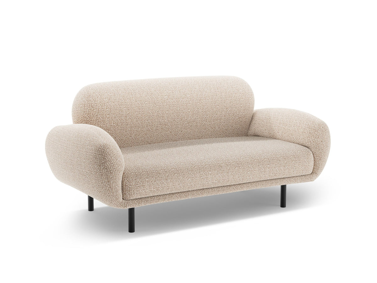 Weisses 2er Sofa Poppy von Micadoni mit runder Silhouette, Bouclé-Stoff-Bezug und schwarzen Metallbeinen auf hellem Hintergrund.