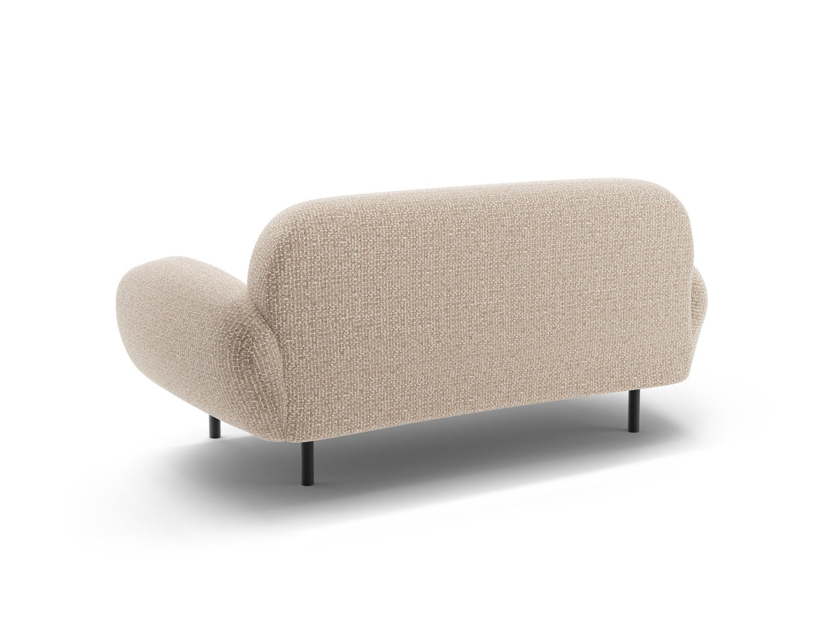 Weisses 2er Sofa Poppy von Micadoni mit runder Silhouette, Bouclé-Stoff-Bezug und schwarzen Metallbeinen auf hellem Hintergrund.