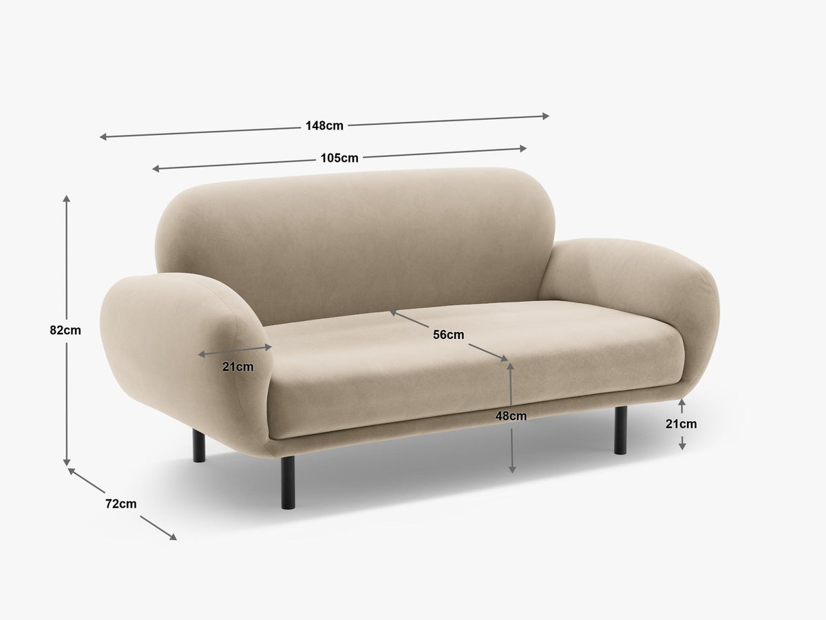 Weisses 2er Sofa Poppy von Micadoni mit runder Silhouette, Bouclé-Stoff-Bezug und schwarzen Metallbeinen auf hellem Hintergrund.