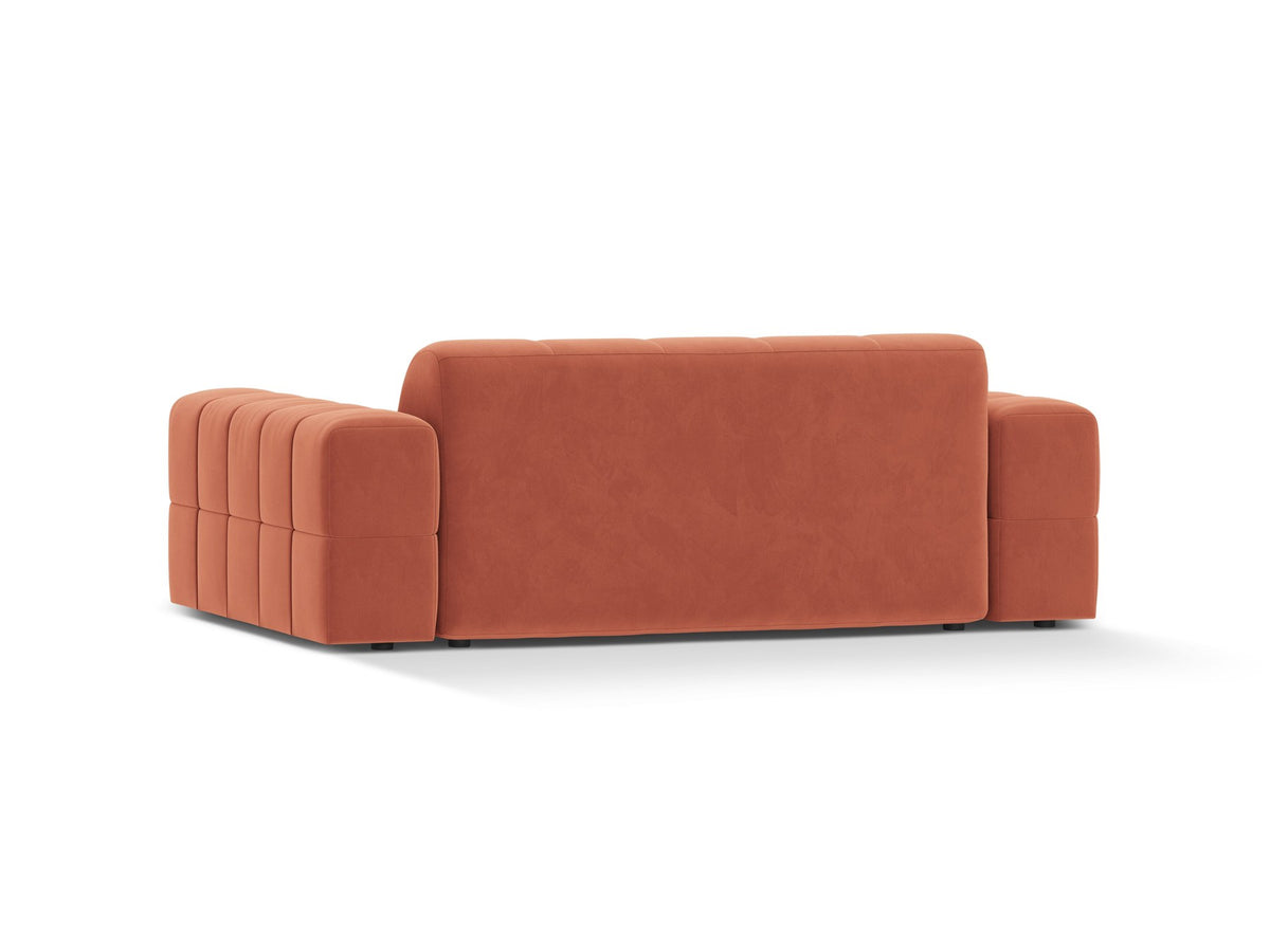 Beiges 2er Sofa Jennifer von Micadoni mit Chenille-Bezug, schwarzen Kunststoffbeinen und gepolsterter Rückenlehne auf hellem Hintergrund fotografiert.