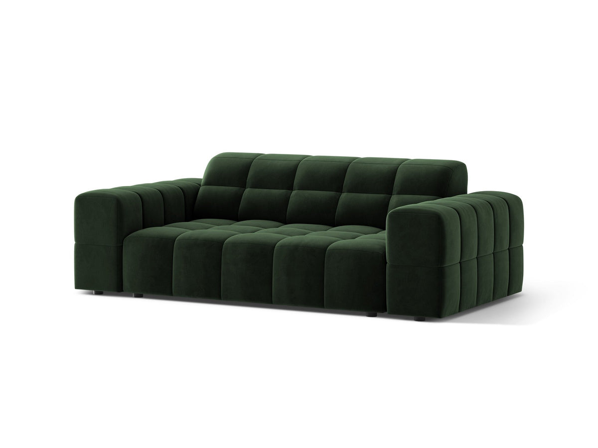 Beiges 2er Sofa Jennifer von Micadoni mit Chenille-Bezug, schwarzen Kunststoffbeinen und gepolsterter Rückenlehne auf hellem Hintergrund fotografiert.