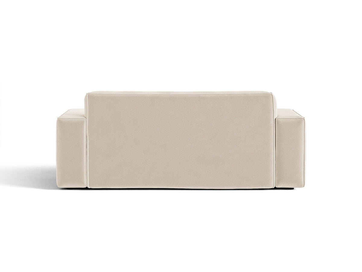Zweisitzer-Sofa Jodie von Micadoni mit beigem Samtbezug, schwarzen Kunststoffbeinen und gepolsterter Rückenlehne, Frontalansicht.