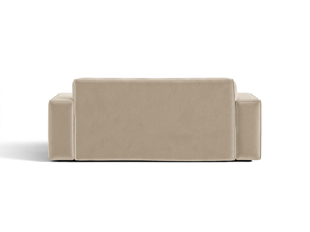 Zweisitzer-Sofa Jodie von Micadoni mit beigem Samtbezug, schwarzen Kunststoffbeinen und gepolsterter Rückenlehne, Frontalansicht.