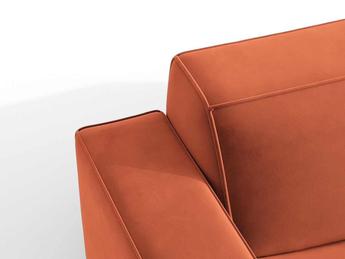 Zweisitzer-Sofa Jodie von Micadoni mit beigem Samtbezug, schwarzen Kunststoffbeinen und gepolsterter Rückenlehne, Frontalansicht.