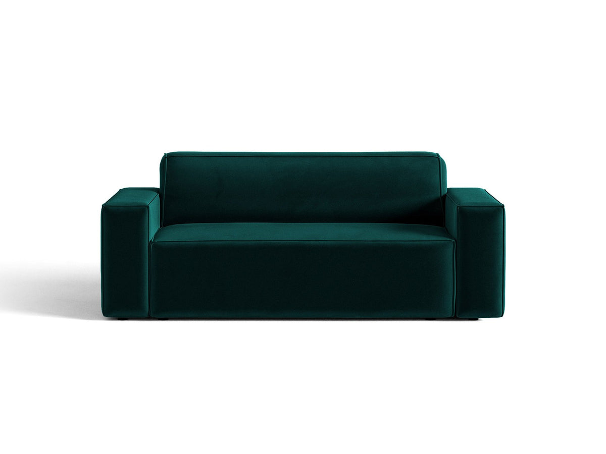 Zweisitzer-Sofa Jodie von Micadoni mit beigem Samtbezug, schwarzen Kunststoffbeinen und gepolsterter Rückenlehne, Frontalansicht.
