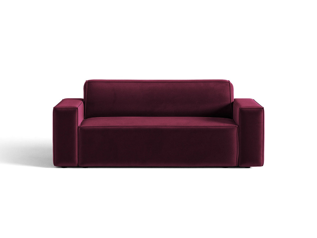 Zweisitzer-Sofa Jodie von Micadoni mit beigem Samtbezug, schwarzen Kunststoffbeinen und gepolsterter Rückenlehne, Frontalansicht.
