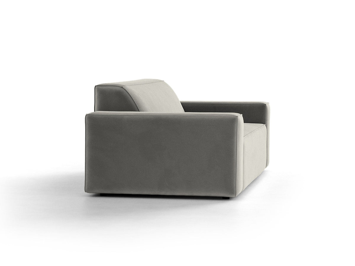 Zweisitzer-Sofa Jodie von Micadoni mit beigem Samtbezug, schwarzen Kunststoffbeinen und gepolsterter Rückenlehne, Frontalansicht.