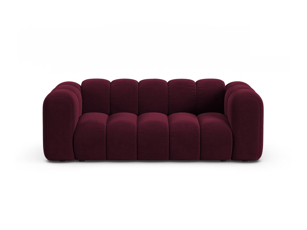 2er Sofa Lupine von Micadoni in leichtem Beige mit Samtstoff Venus, schwarzen Kunststoffbeinen und gerader Rückenlehne, Frontansicht.