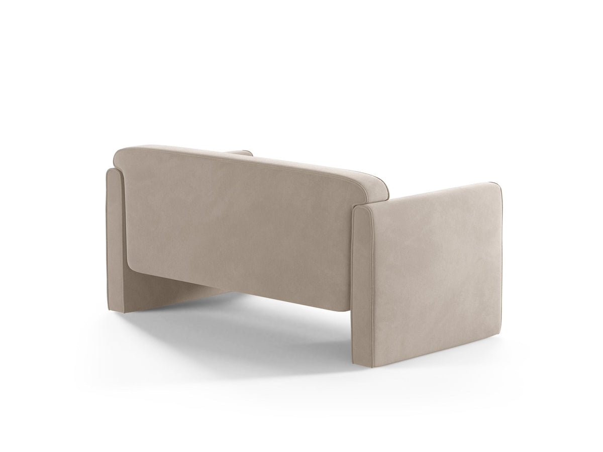 Beiges 2er Sofa Abby von Micadoni mit gepolsterter Sitzfläche, niedrigen schwarzen Kunststoffbeinen und schlichtem, abgerundetem Design.