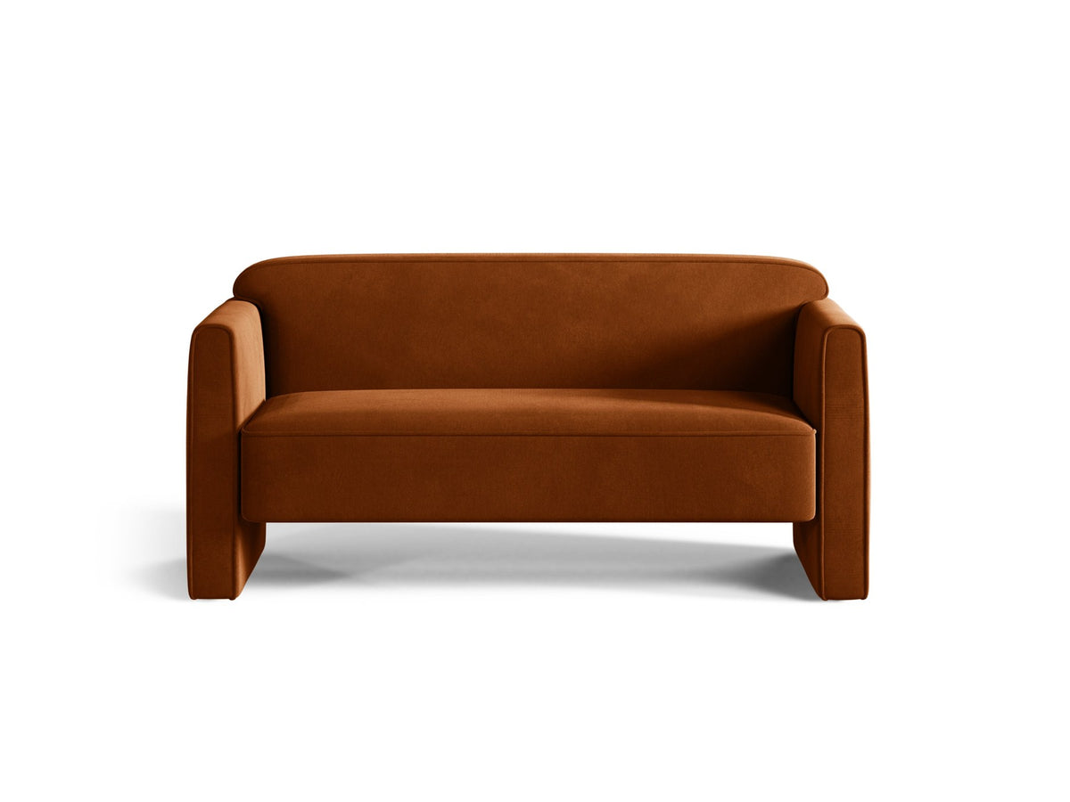Beiges 2er Sofa Abby von Micadoni mit gepolsterter Sitzfläche, niedrigen schwarzen Kunststoffbeinen und schlichtem, abgerundetem Design.