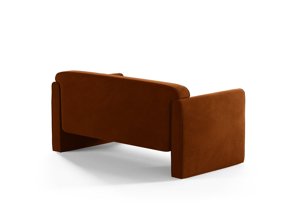 Beiges 2er Sofa Abby von Micadoni mit gepolsterter Sitzfläche, niedrigen schwarzen Kunststoffbeinen und schlichtem, abgerundetem Design.